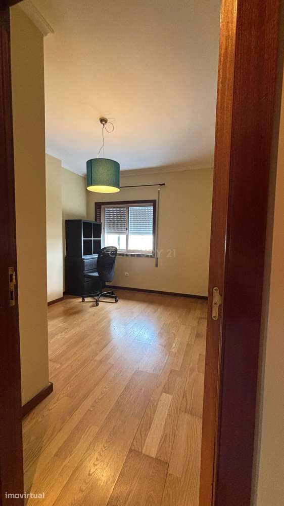 Apartamento T3 no Último Piso com Terraço e Garagem – A Apenas 750 Met-27