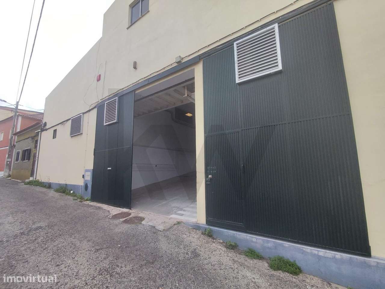 Armazém com área total de 950m2 e Pé direito de +/- 6m - Santa Iria de - Grande imagem: 5/32