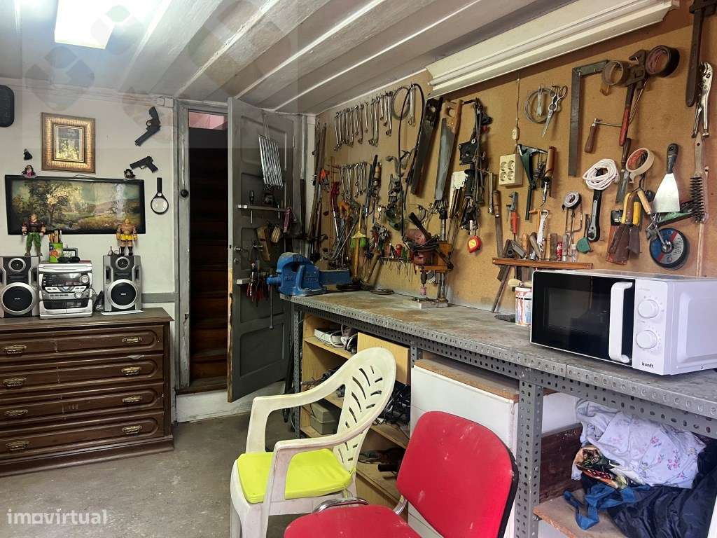 Moradia frente Monsanto, Excelente oportunidade, T2, por recuperar!-38