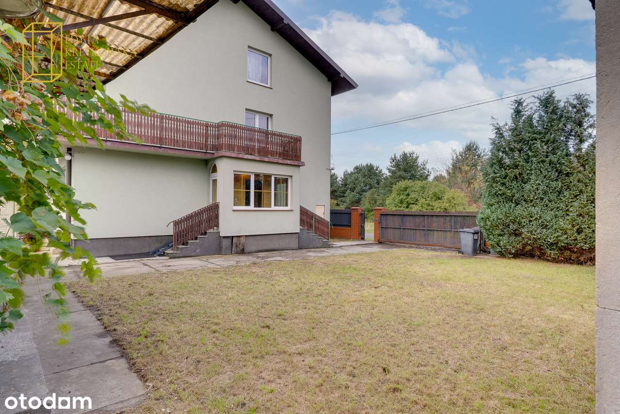 Dom w otoczeniu terenów zielonych-17