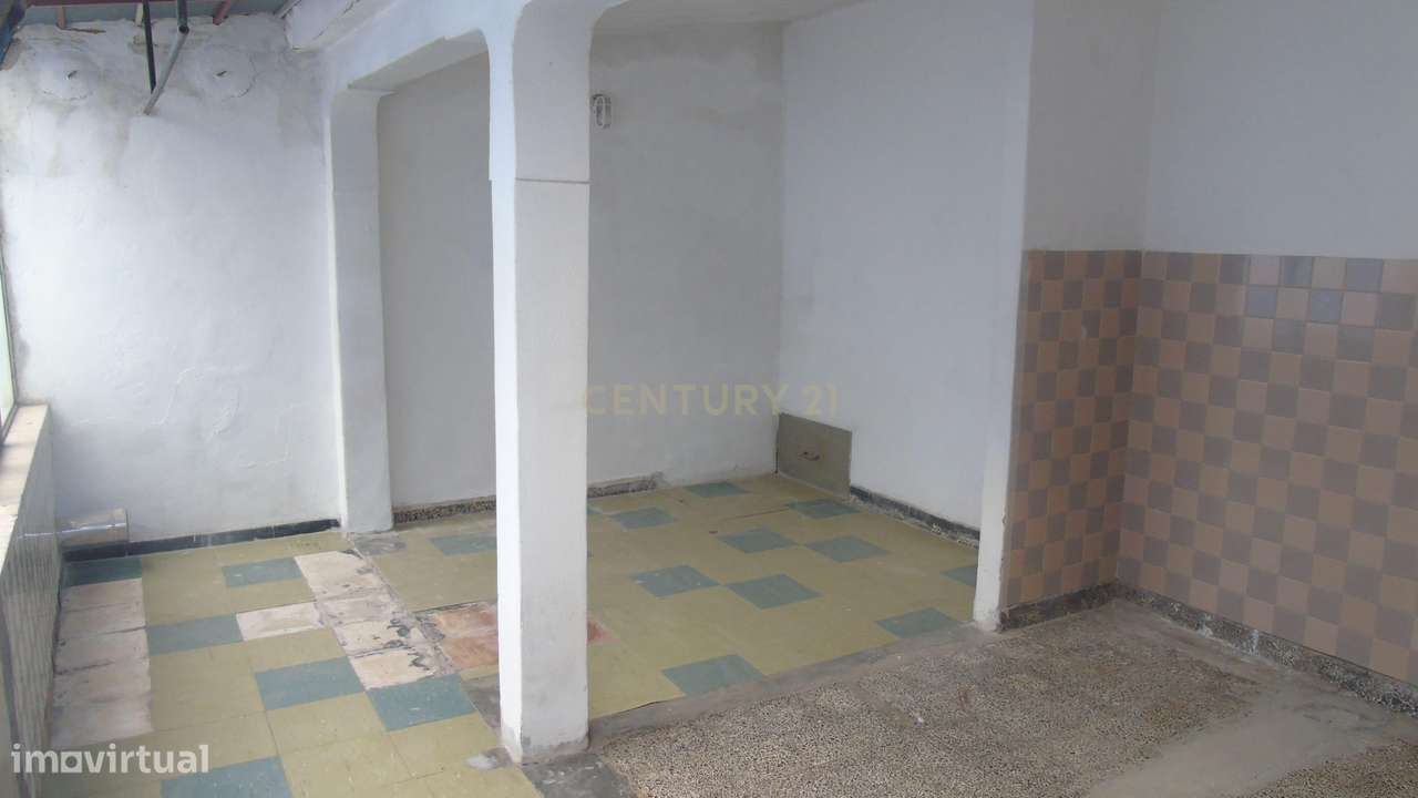 Estacionamento Com logradouro com 75 m2  e Zona de Arrumos com 48 m2-8