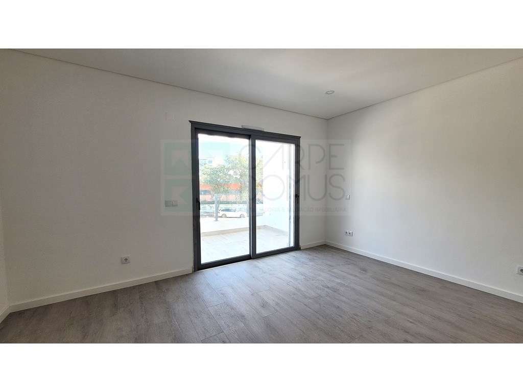 Moradia T2+1 Moderna com Terraços e Estacionamento.-11