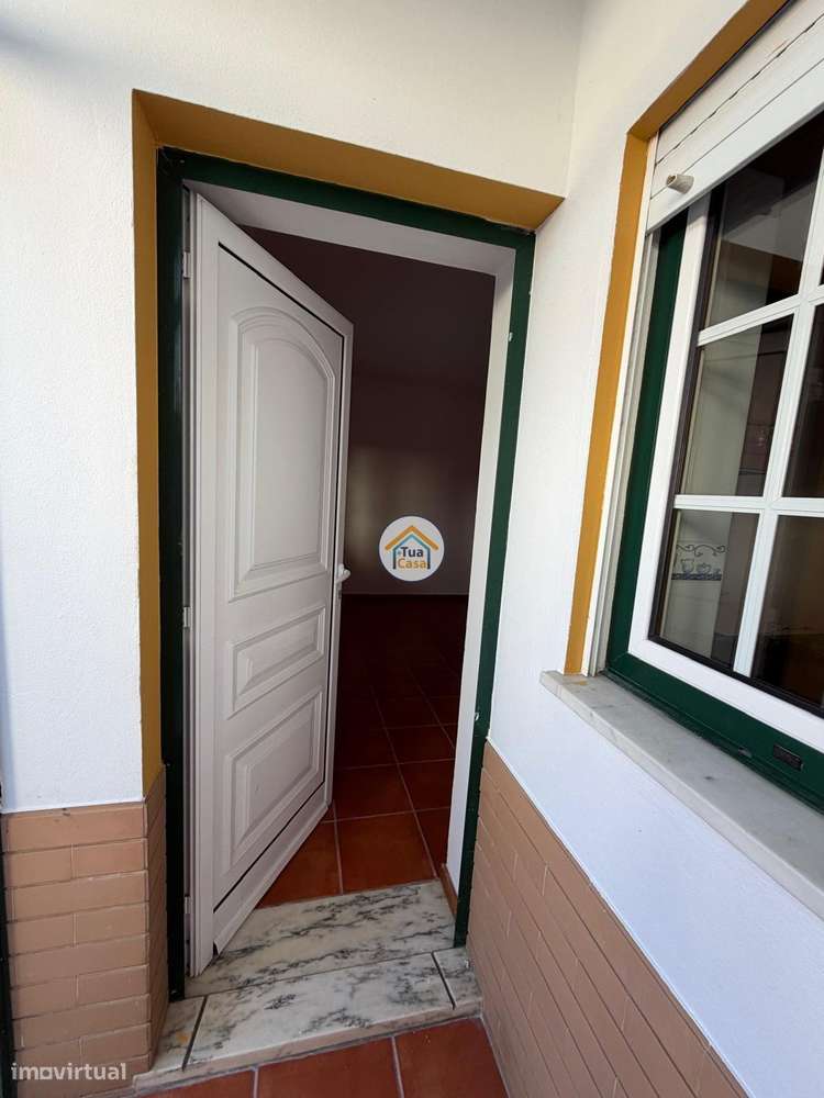 Moradia T4 no centro de Cantanhede com dois pisos e terraço.-44