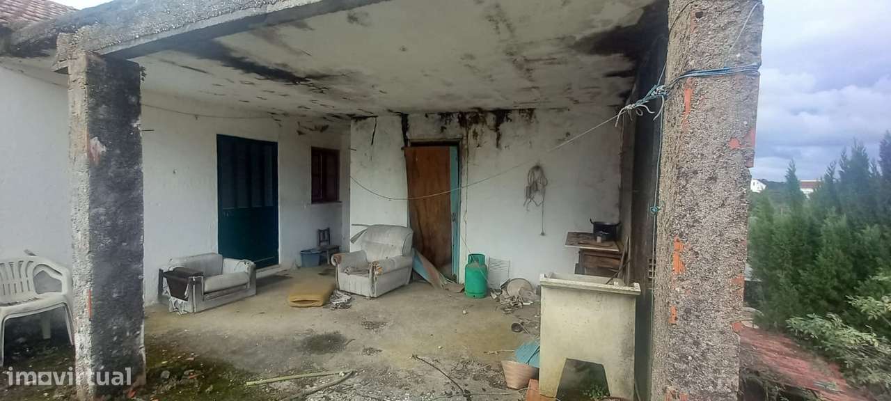 Moradia T3 com terreno para recuperação - Grande imagem: 4/14