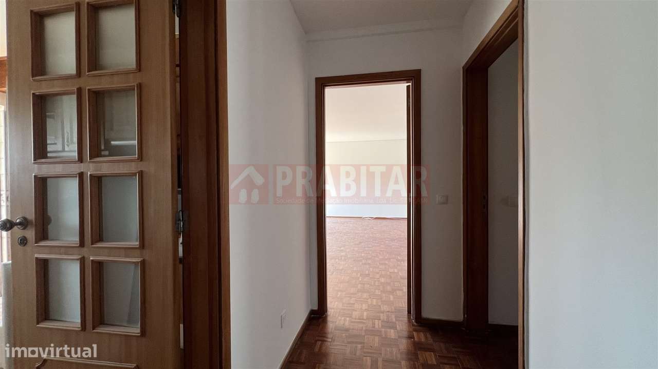 Apartamento T4 com garagem na Quinta D. João-7