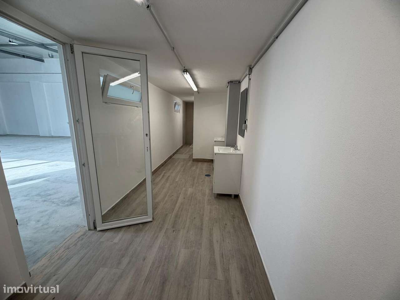 Armazém Totalmente Remodelado na Baixa da Banheira-12