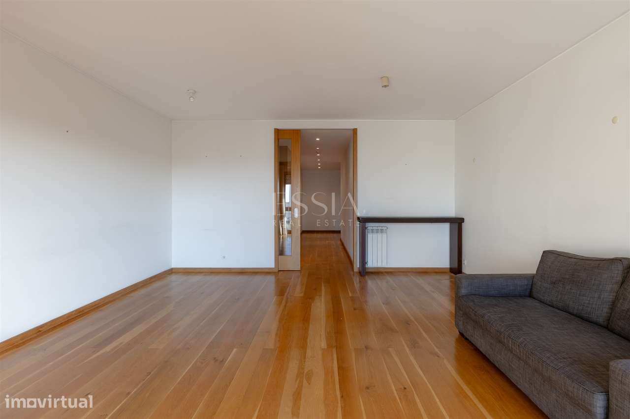 T3+1 com Varanda, 2 Lugares de garagem e Layout Personalizado, Ramalde-6