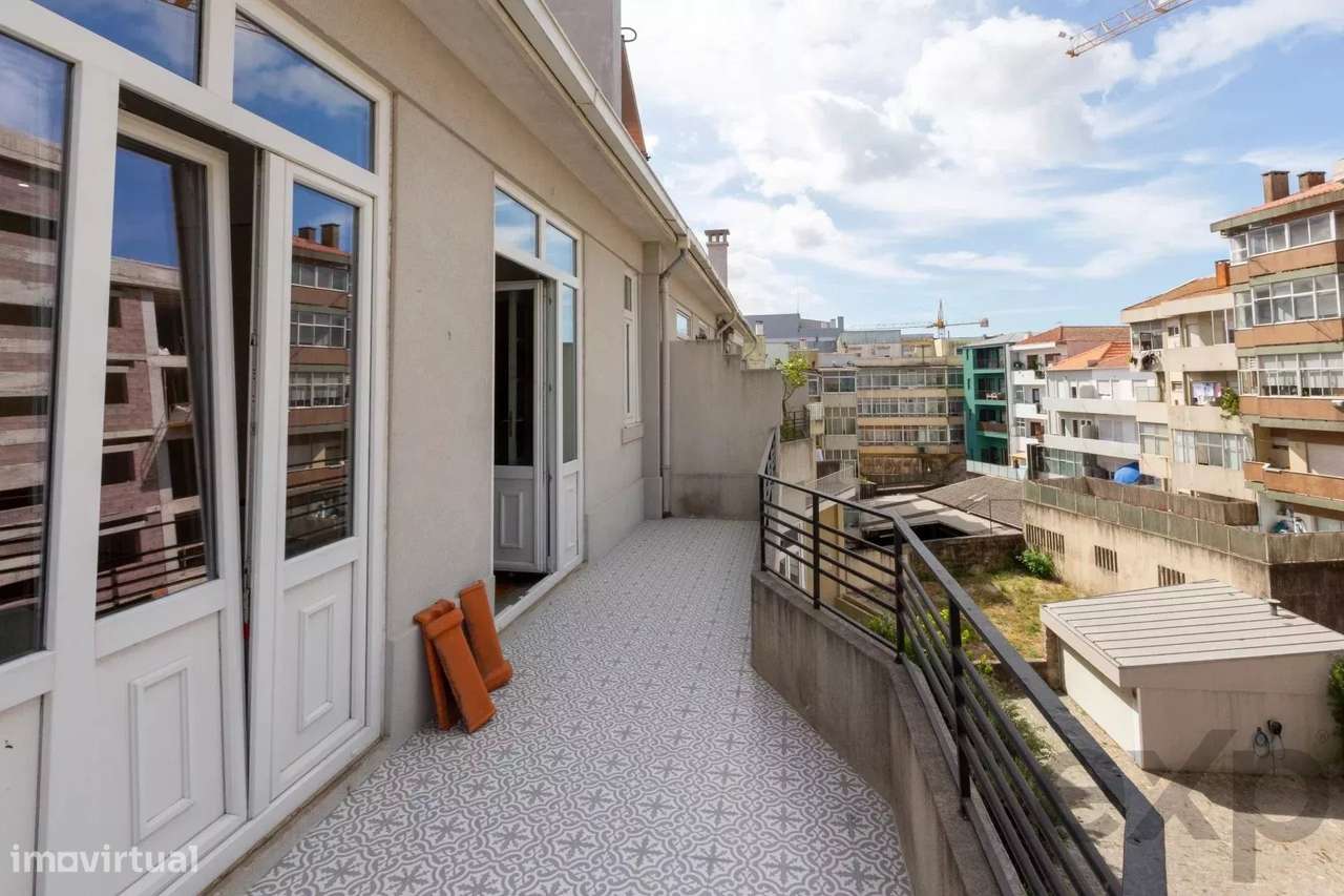 Apartamento/Moradia, 4 quartos, sótão e parqueamento, Centro do Porto - Grande imagem: 3/42