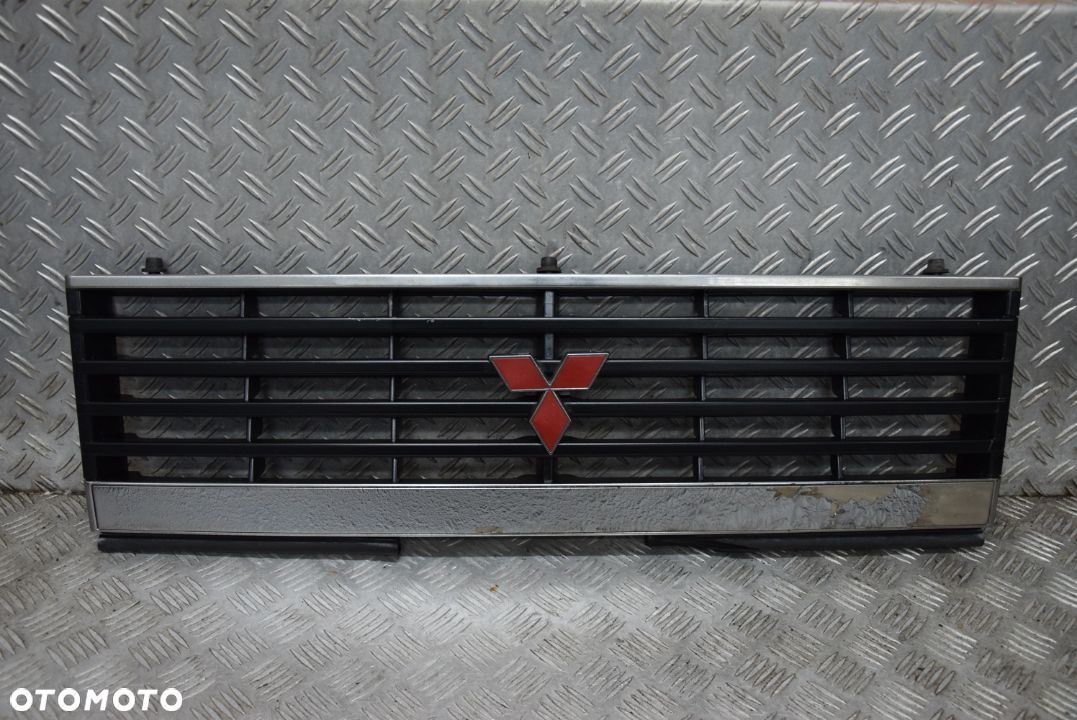 MITSUBISHI PAJERO I GRILL ATRAPA - 1