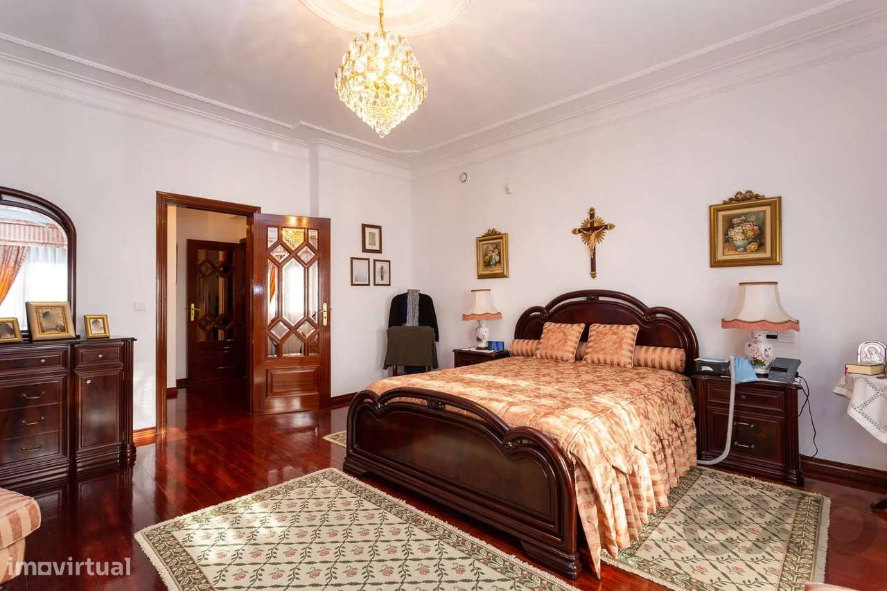 Moradia de Prestígio com Piscina-22