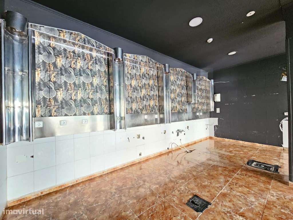 Prédio com Comércio e 2 apartamentos, em Mem Martins, Sintra-16