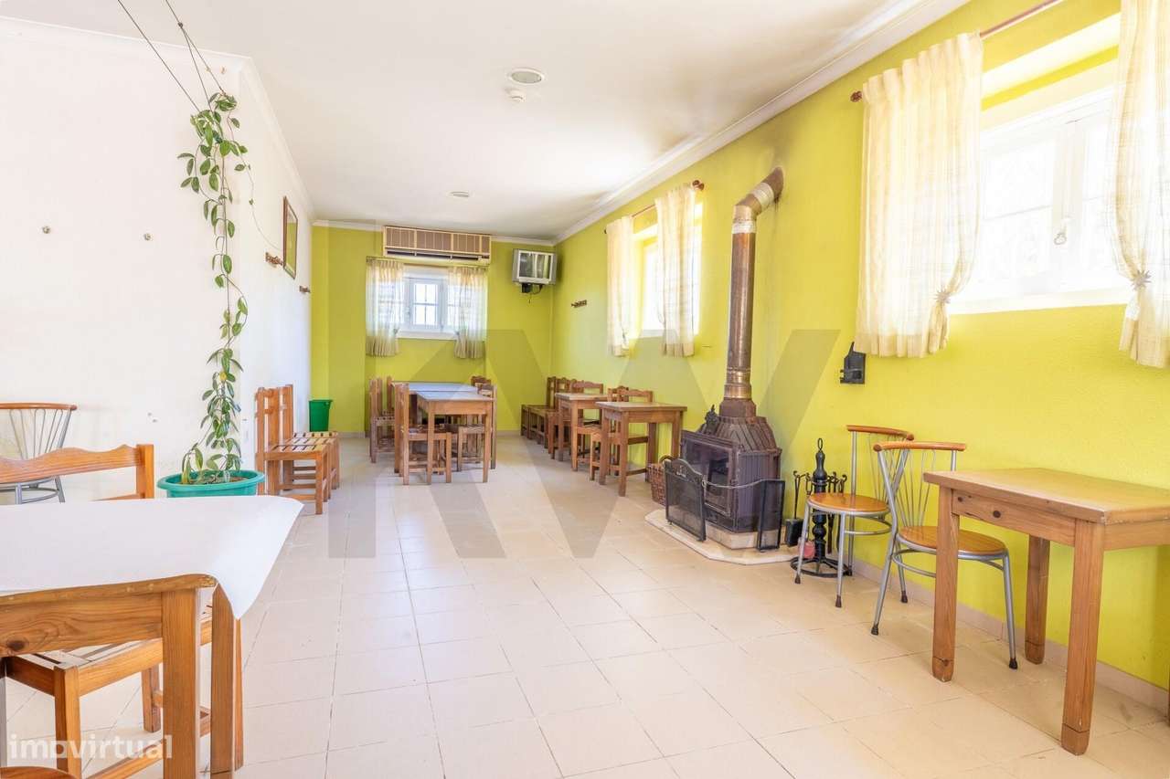 Quinta com 14.920m2 com Moradia T6 e Café em Tomar-23
