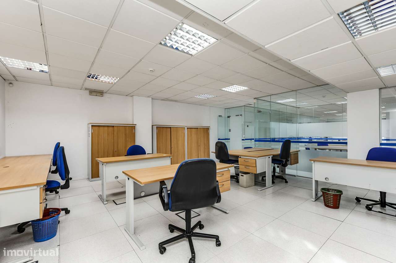 Espaço comercial 550 m² | Escritório + Loja + Armazém | Dois acessos-8