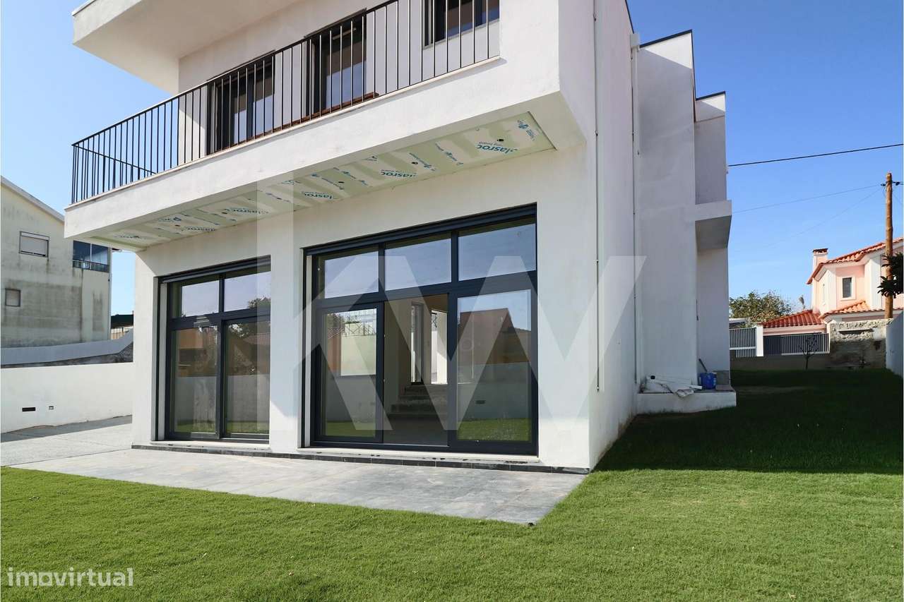 Excelente moradia T4 estilo moderno, implantada num terreno de 288,5 m - Grande imagem: 2/25