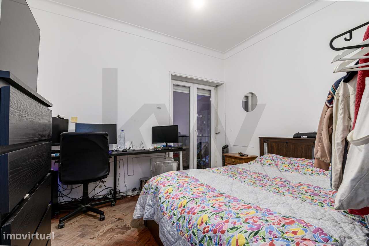 Oportunidade Única em S. Domingos de Benfica: T4 com Potencial e Local-17