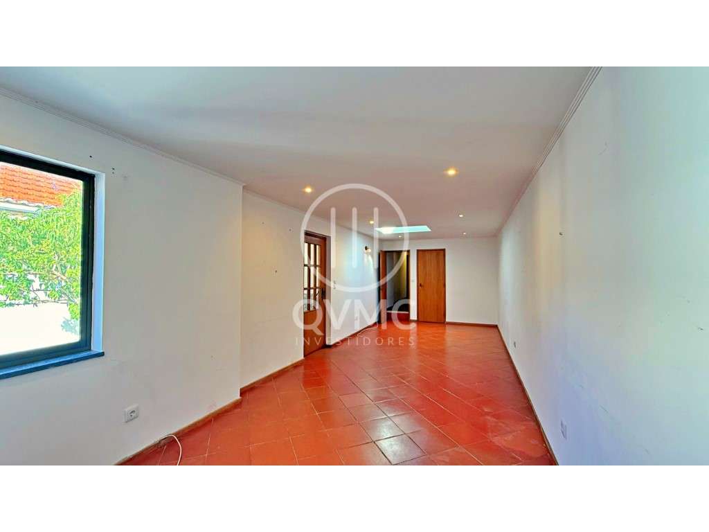 Moradia T2+1 em Mem Martins com logradouro-12