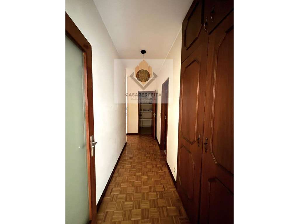 Apartamento T2 com Varanda Fechada e Lugar de Garagem - Junto ao El...-22