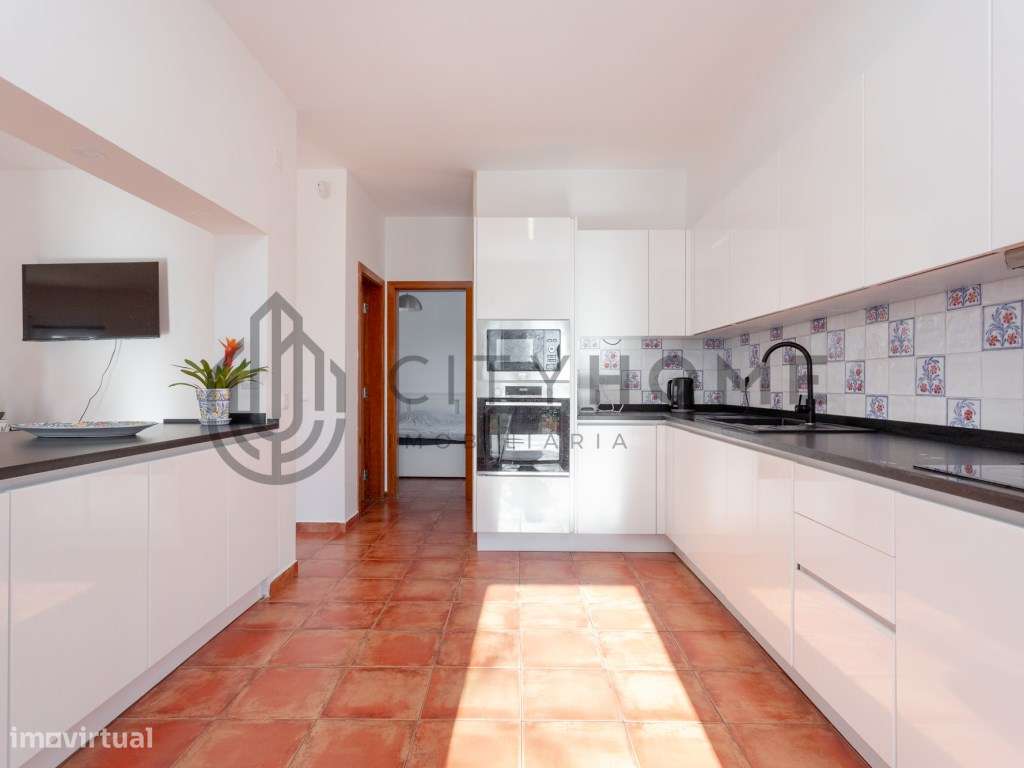 Moradia T4 com piscina infinita em terreno amplo em Silves-10