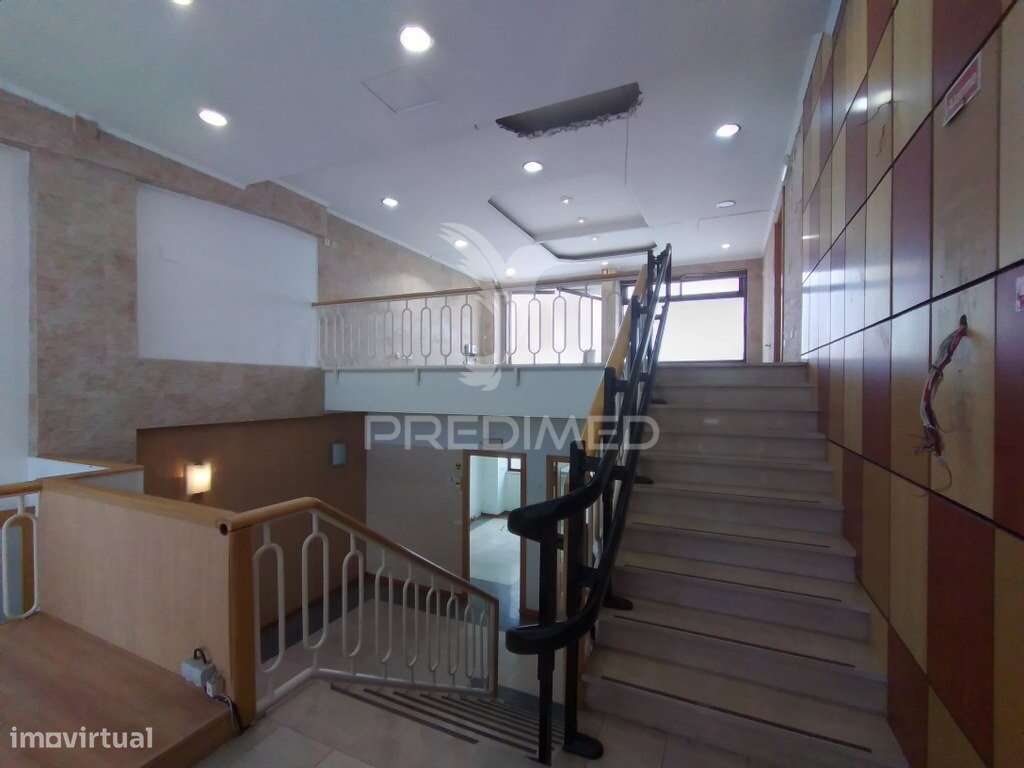 Vende se Loja  com 3 pisos Barreiro-1