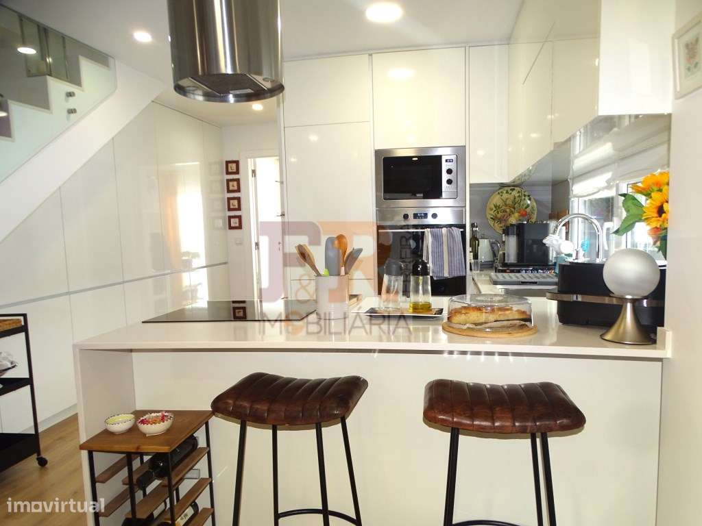 Semi-Nova Geminada Duplex T3 com Piscina Fernão Ferro-10