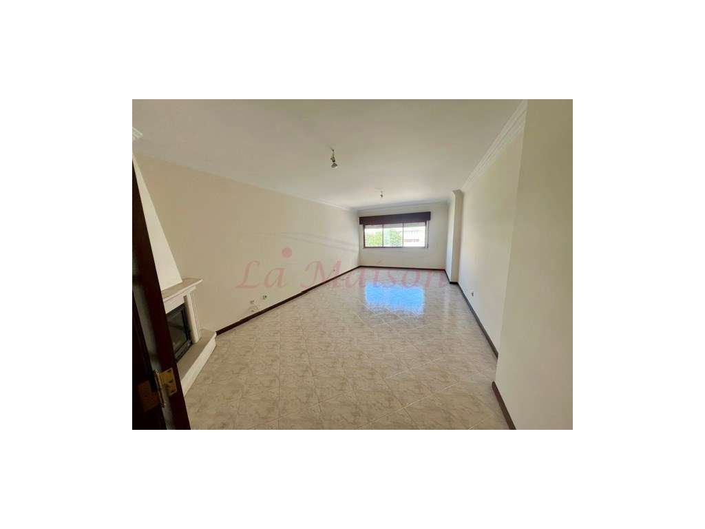 Apartamento T2 com parqueamento em Algueirão - Mem Martins-7