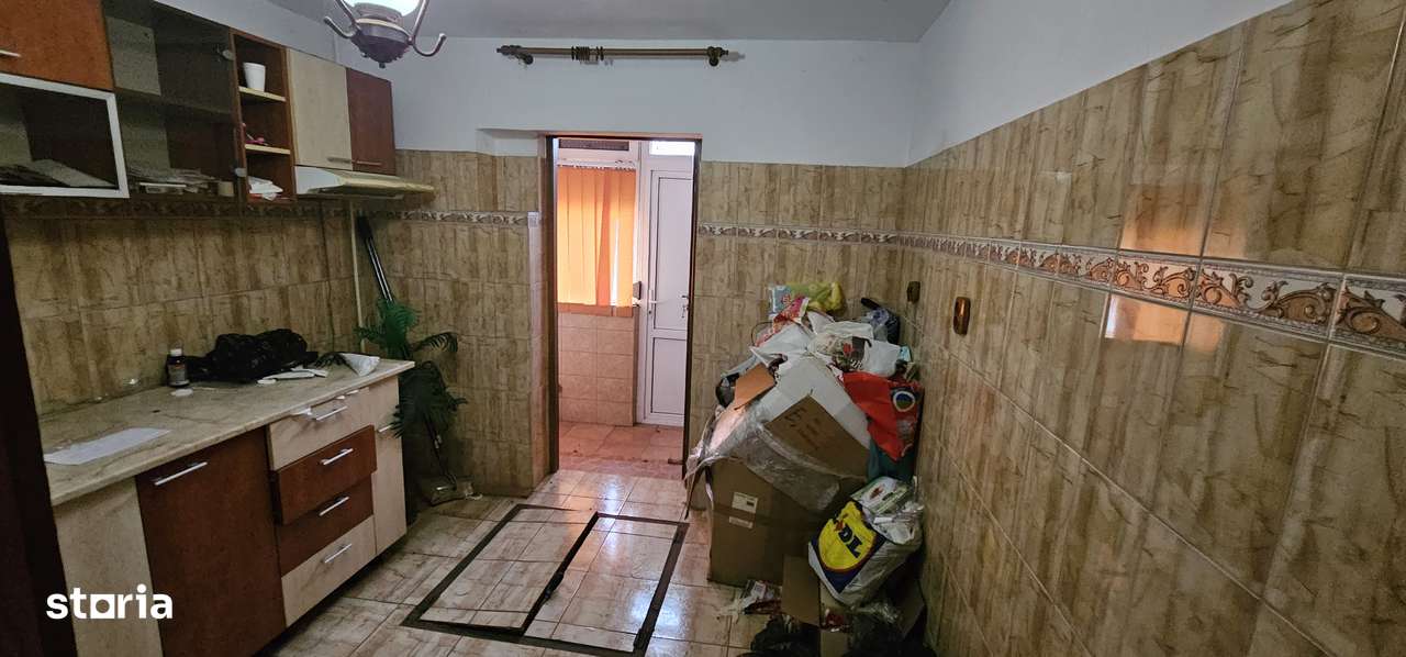 Apartament cu 3 camere decomandat zona Nicolina prima stație Podul ros-11