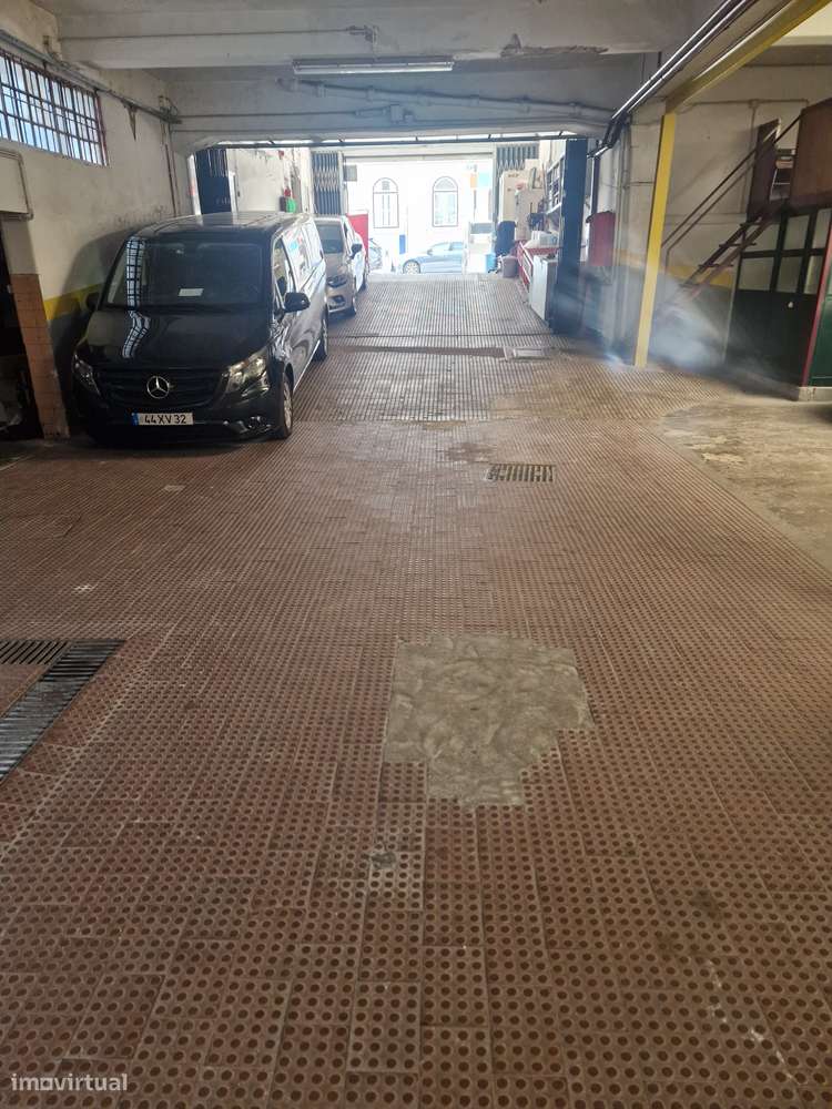 Loja 370 m2 Pé Dtº 3,74 m - Campo Ourique/Central (está como garagem) - Grande imagem: 2/15