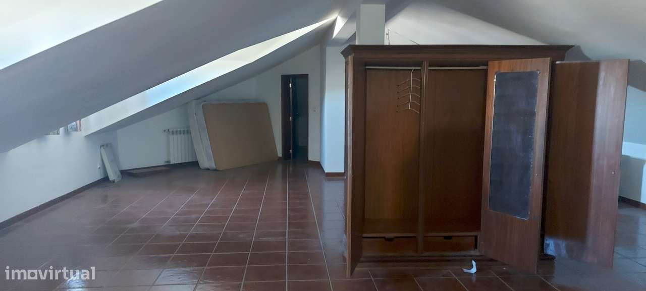 Quintinha T3+1 com sotão aproveitado em Pontével-11