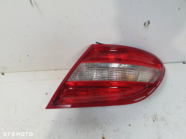 Mercedes C klasa W204 lampa tylna prawa. - 1