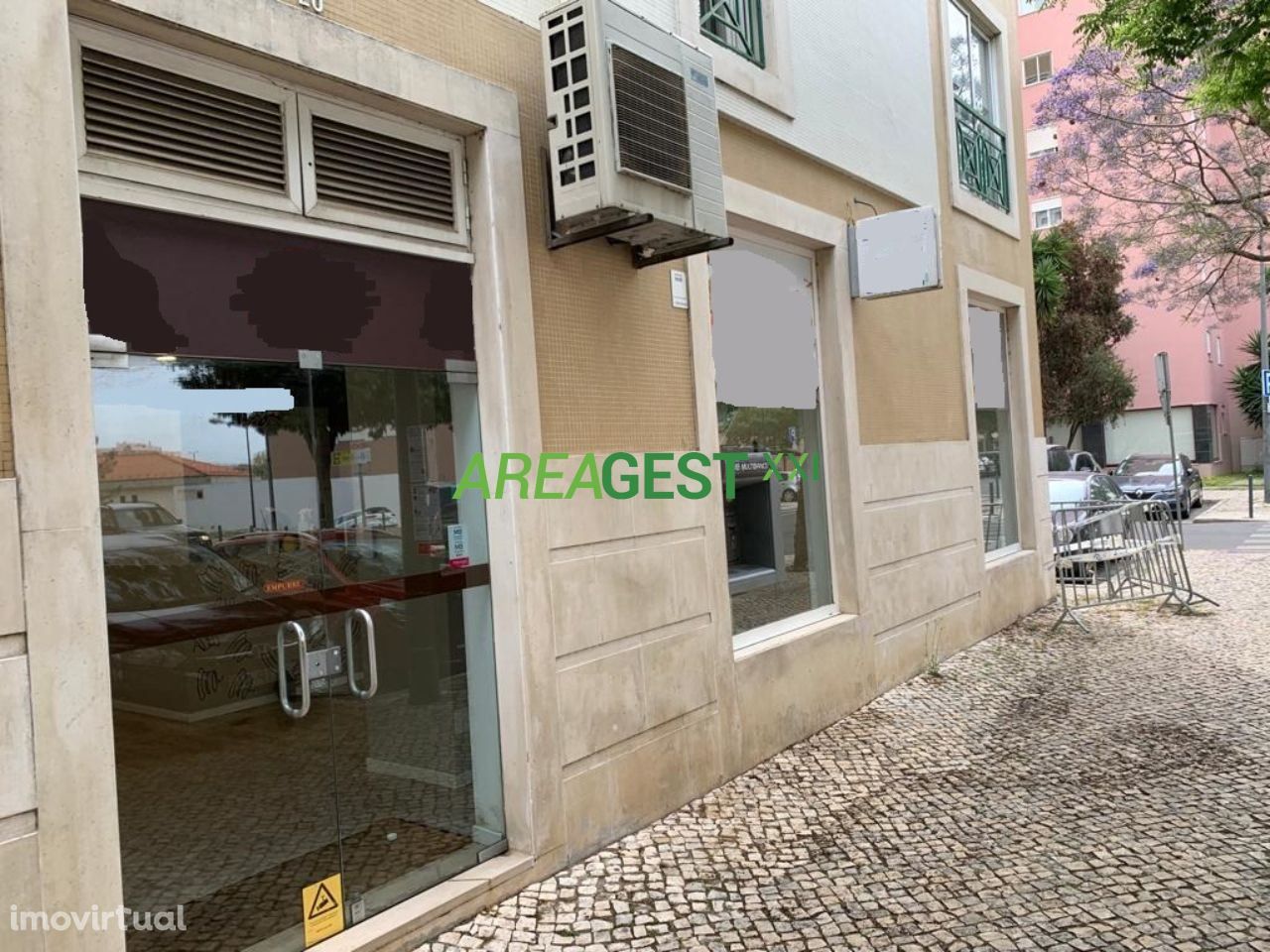 Loja para venda com rendimento, nas Laranjeiras, em Lisboa