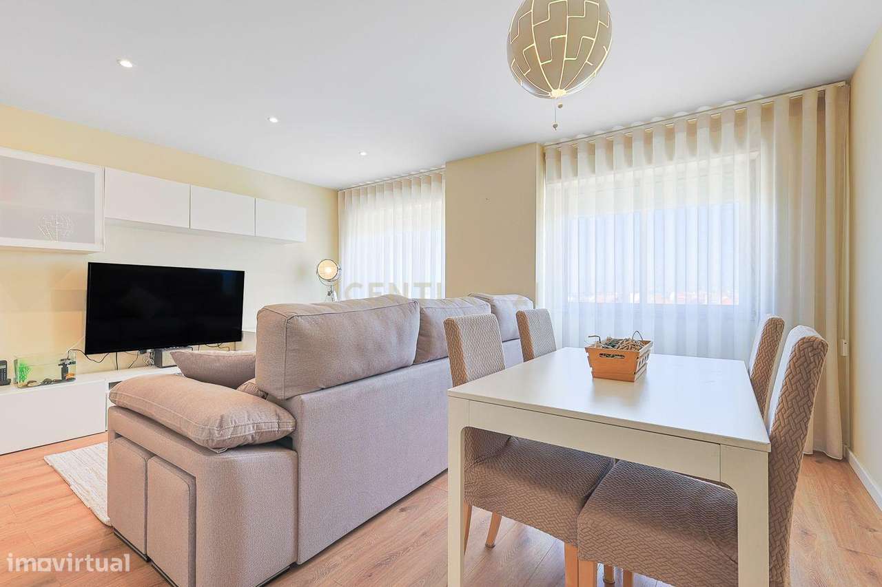 T3 Remodelado com Varanda e Vista para Lisboa – Torre da Marinha, Seix-6