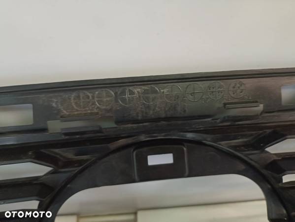 623105EC0A Nissan Versa Sedan atrapa grill - 11