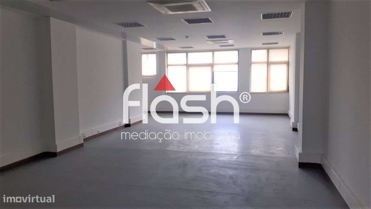 Venda de Espaço de loja/escritórios no Restelo-55