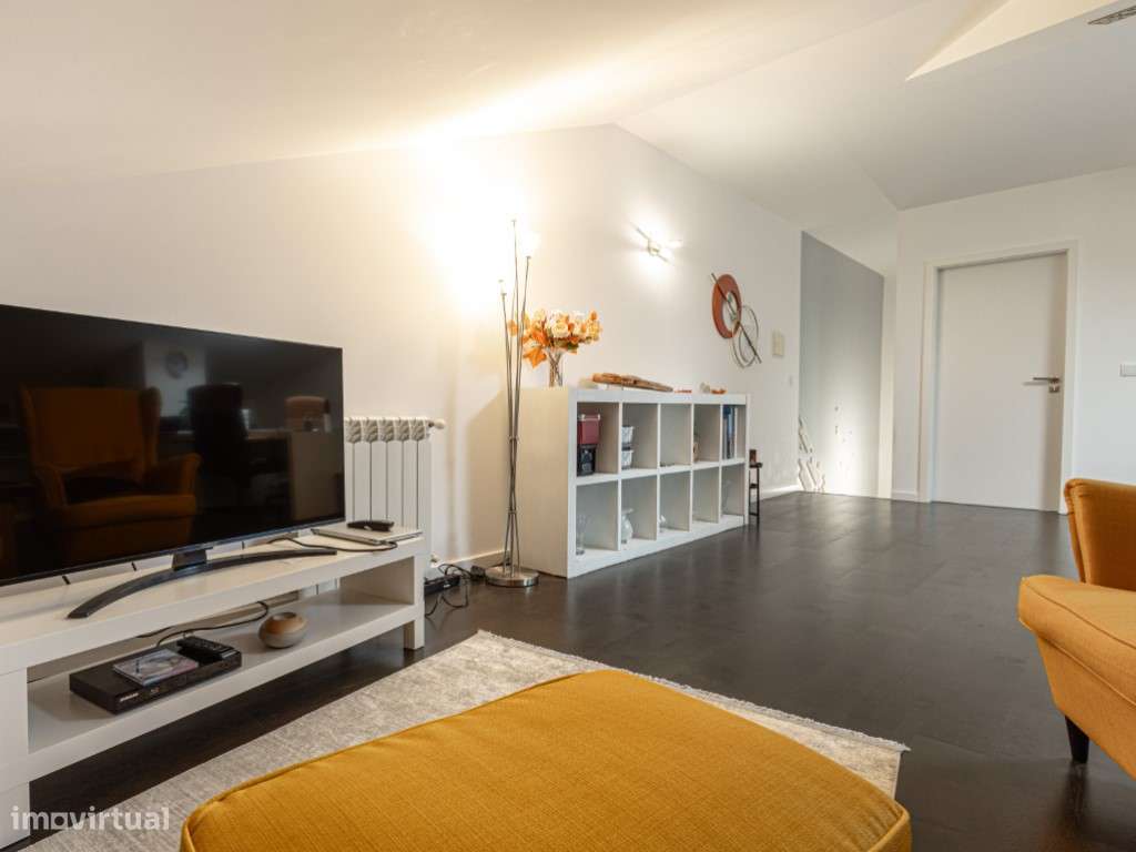 T2+2 Duplex na Condados - Como Novo, com Garagem Dupla-9