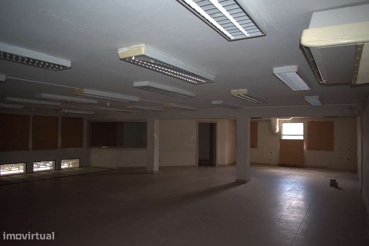 Espaço comercial de 451m² com estacionamento-9