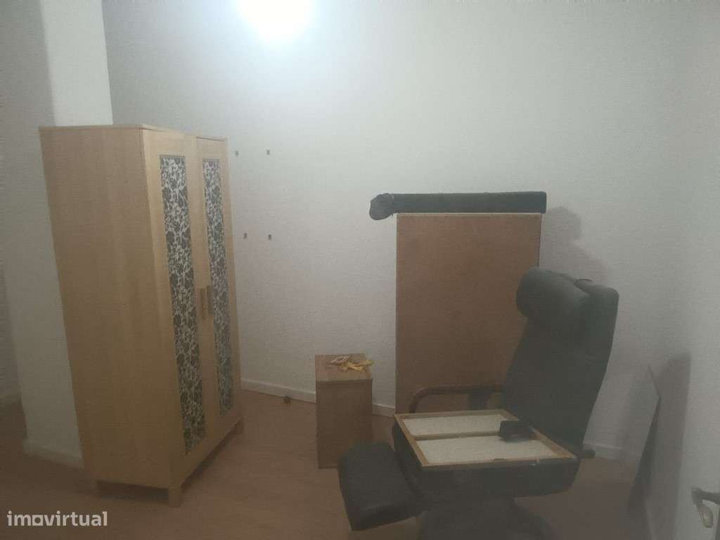 Espaço Comercial com +10 divisões, composto por várias divisões com...-13