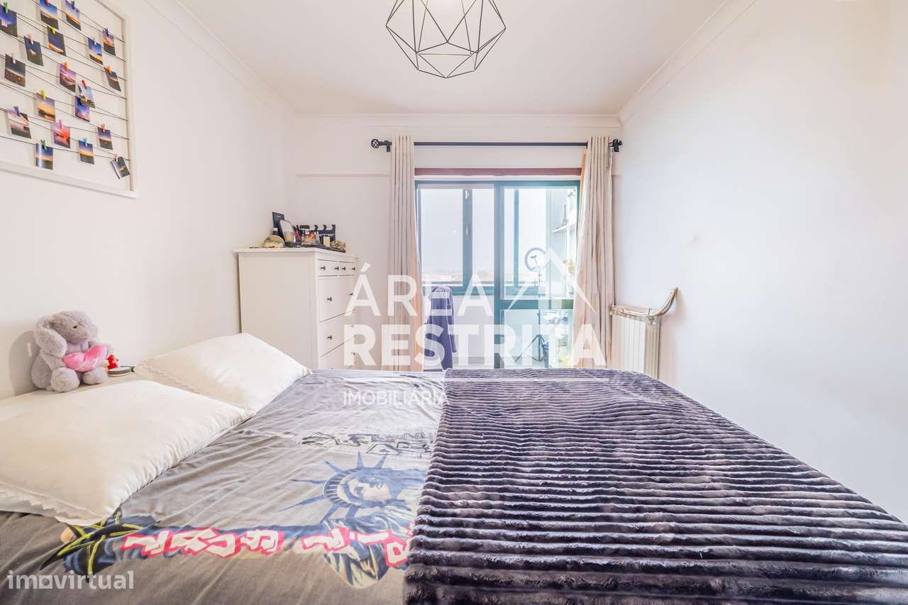 Apartamento T3 com parqueamento e elevador nos Fidalguinhos, Barreiro-22