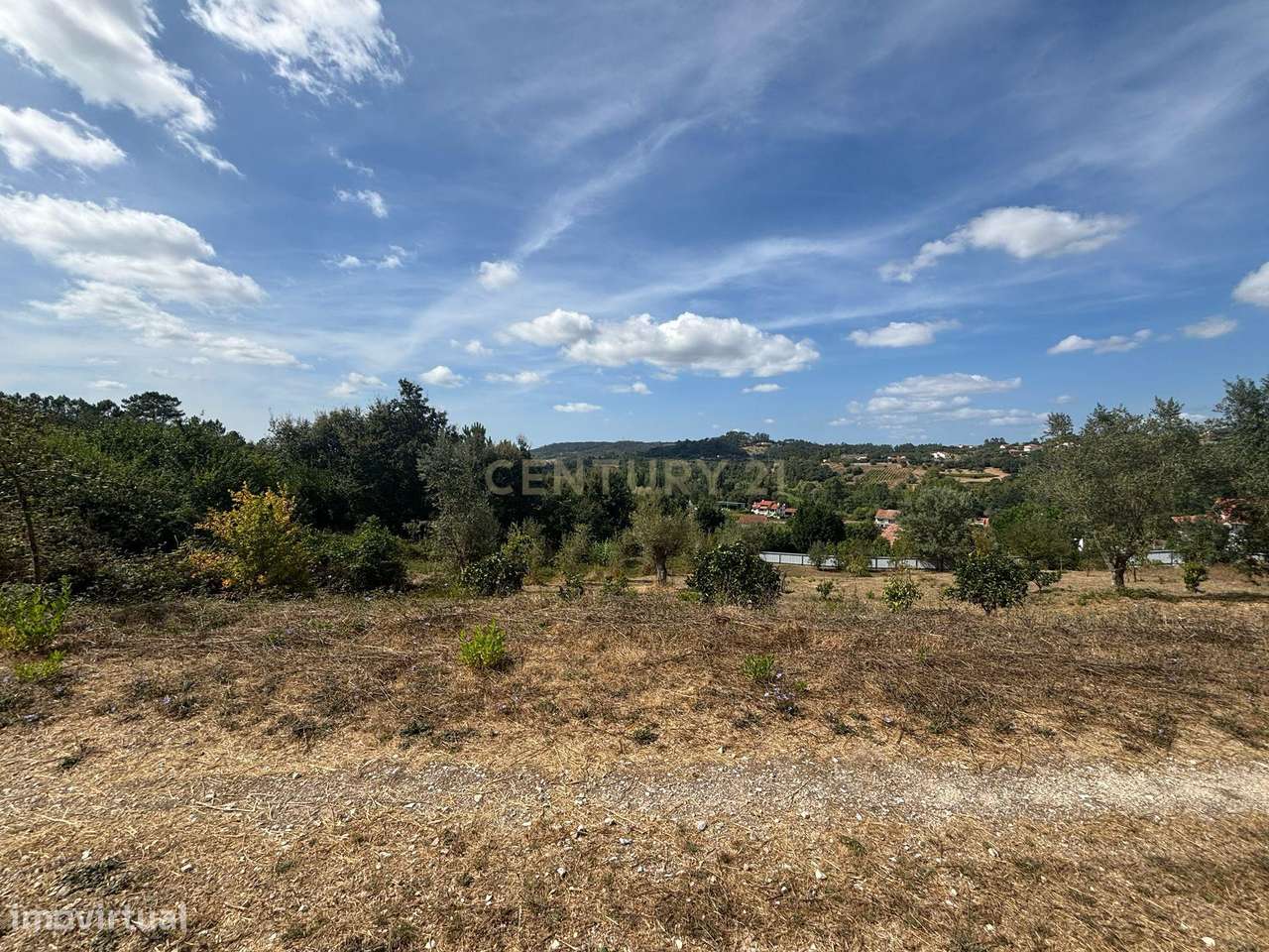 Terreno com viabilidade construtiva e com vistas deslumbrantes - Roubã-5