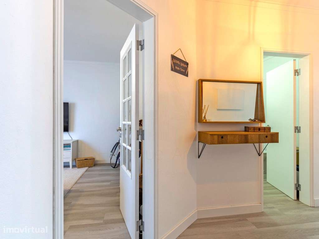 EXCLUSIVO | Apartamento T2 renovado com lugar de garagem em Castelo... - Grande imagem: 3/27