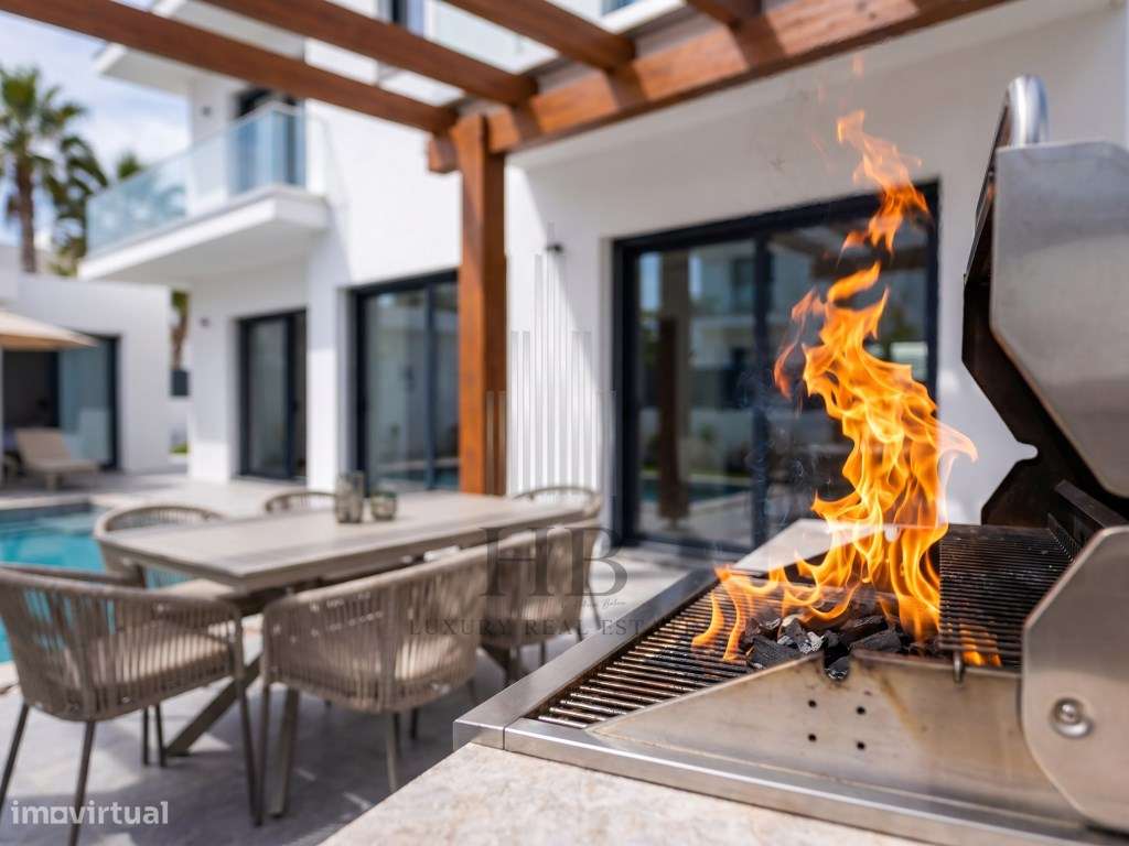 Moradia T4 de Luxo com Piscina Privativa e Jardim | Mafra-3