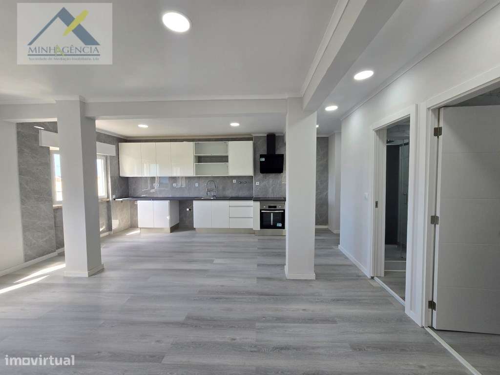 Apartamento T2 remodelado com arrecadação em Setúbal-0