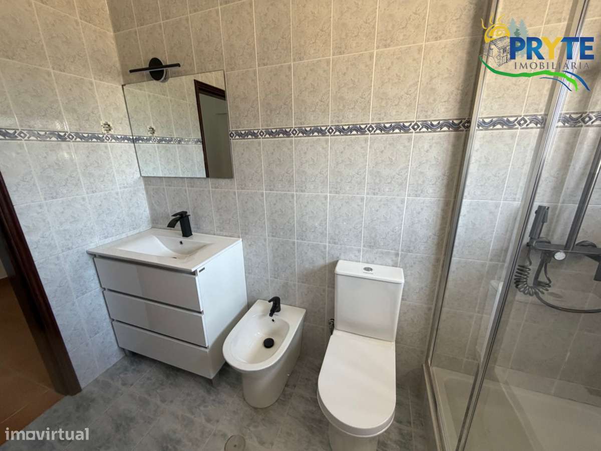 Moradia em Excelentes Condições com Amplo Terreno - Oportunidade Única-54