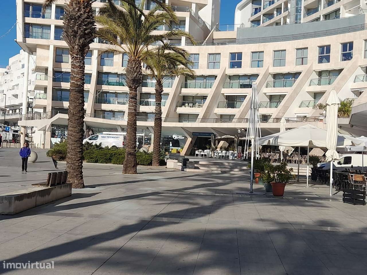 Espaço Comercial na conhecida Praça da Califórnia, em Sesimbra-9