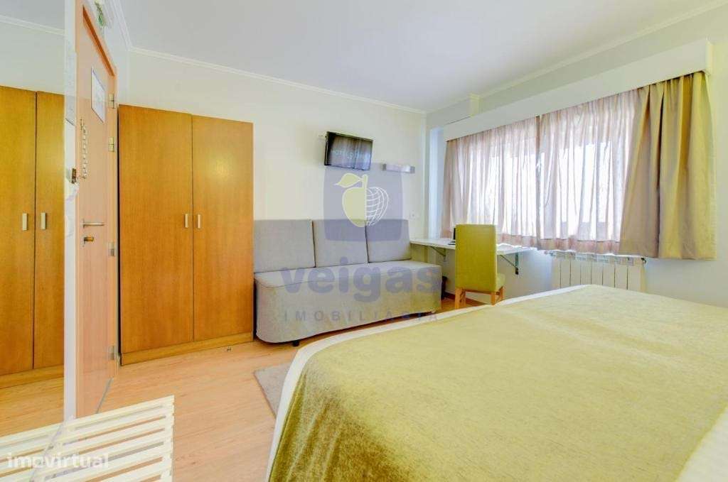 Hotel de 2 estrelas com 49 quartos, em atividade, com ocupação de 90%,-12