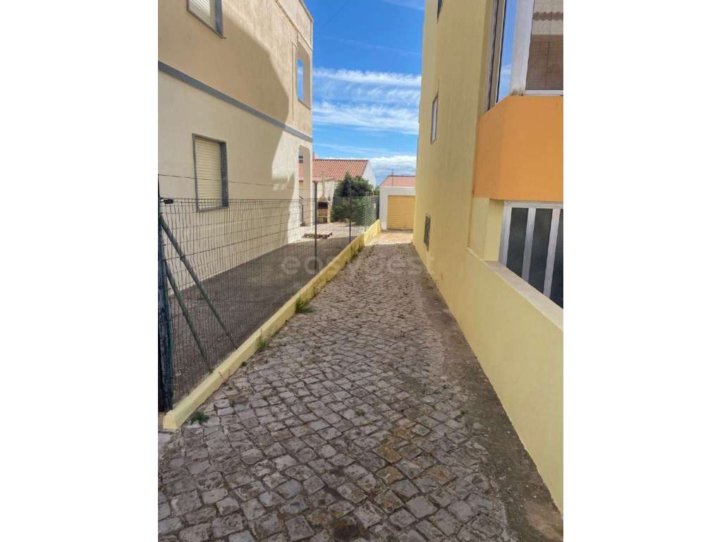 Apartamento T2 com 3 Varandas e Garagem | Montenegro, Faro - Grande imagem: 3/25