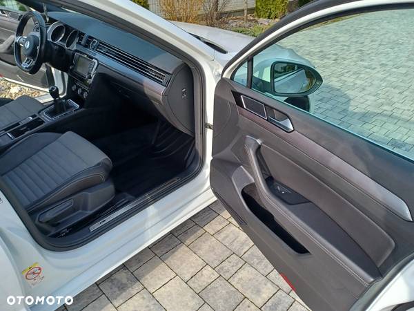 Volkswagen Passat 2.0 TDI SCR Comfortline - 24