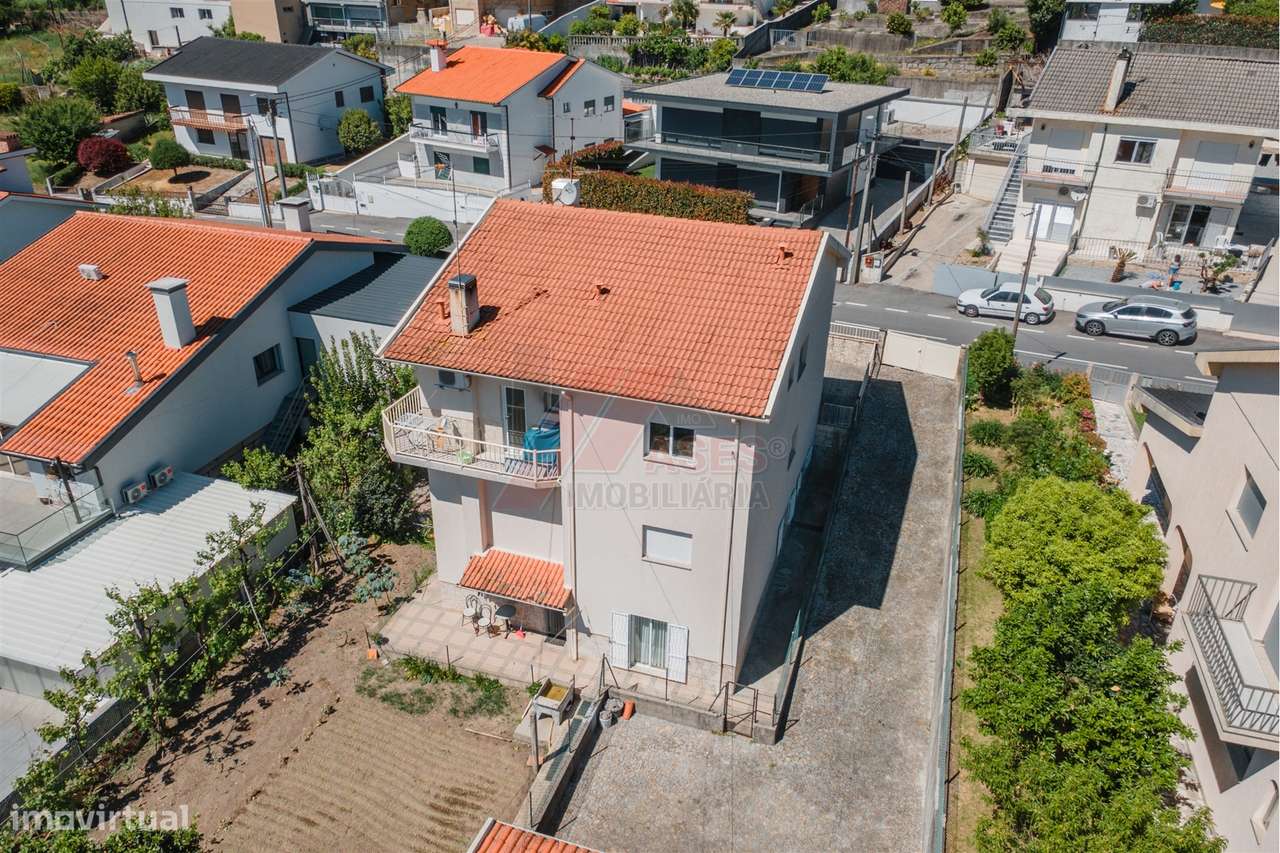 Moradia Espaçosa com 3 Habitações Independentes, Garagens e Terreno –-47