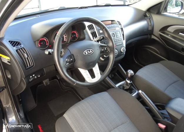 Kia Ceed SW 1.6 CRDi LX ISG - 12