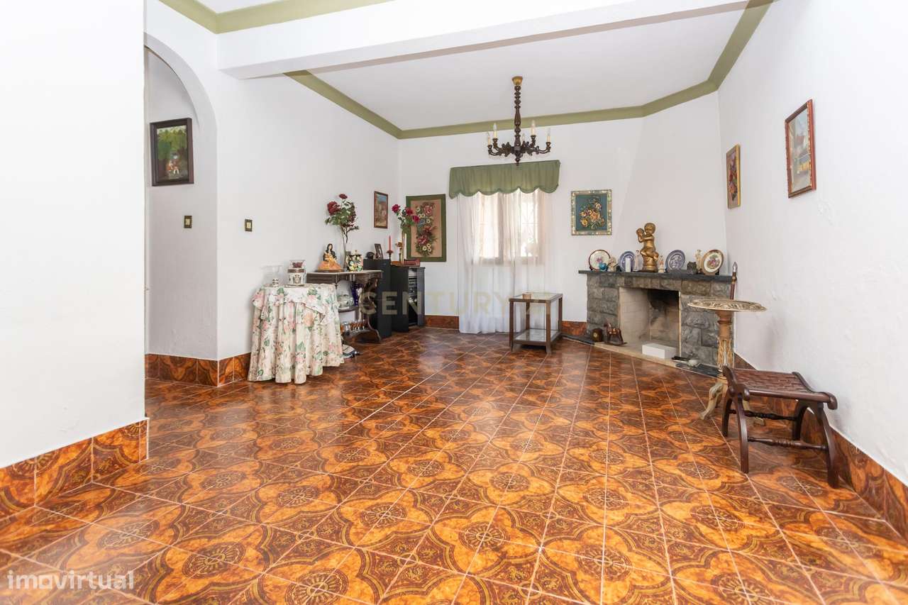 Moradia T5 na Aroeira, Charneca de Caparica, com processo de licenciam-8