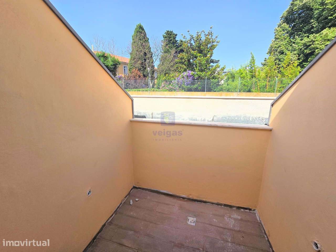 Apartamento T2 com terraço com duas frentes ao nível do RC no empreend-13